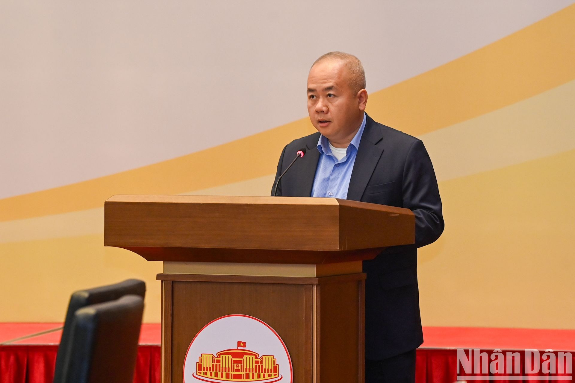 El viceministro de Planificación e Inversiones, Do Thanh Trung, presenta un informe en la conferencia.