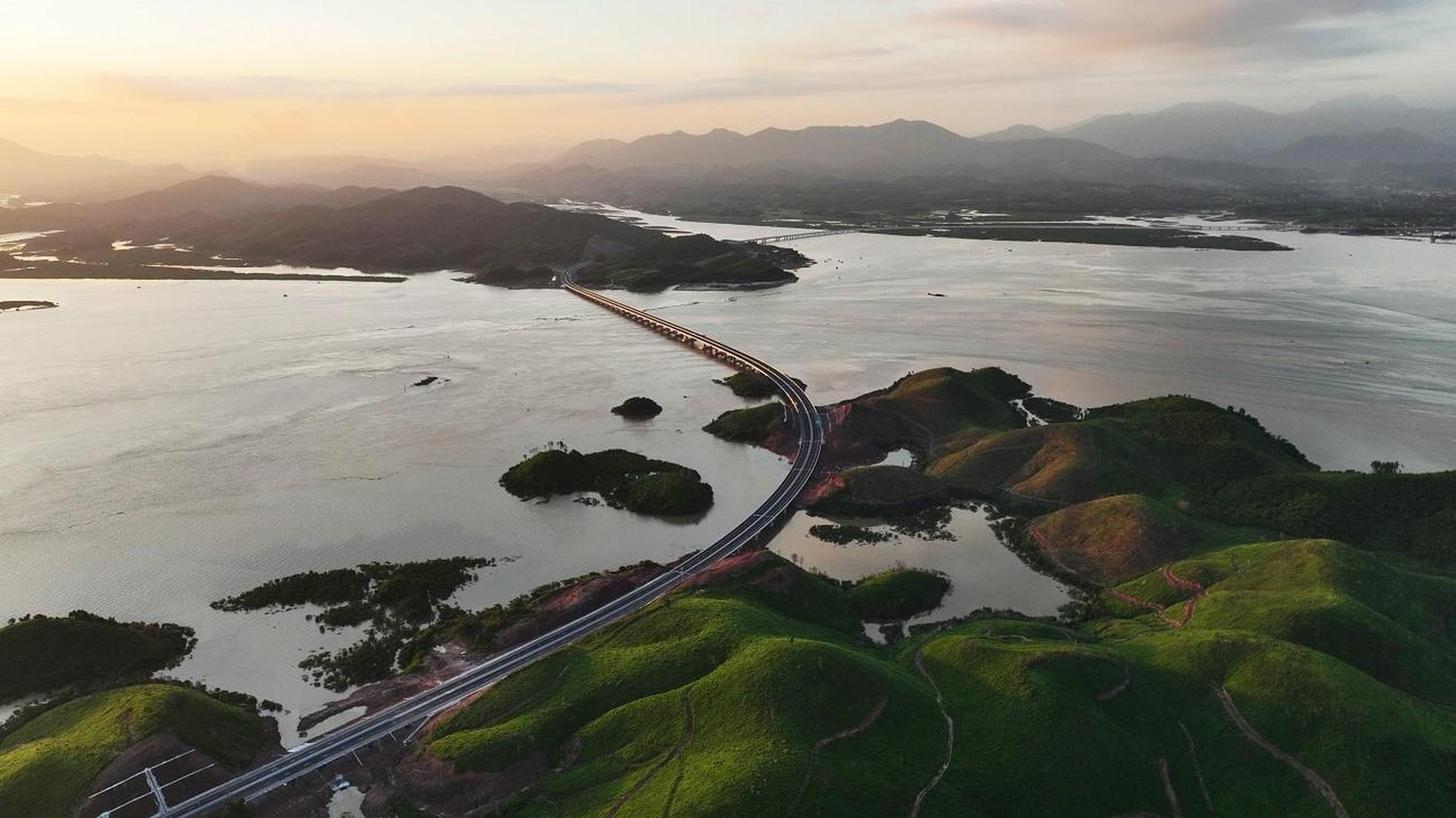 La autopista garantiza la calidad de la construcción, cuya construcción evitaba dañar el paisaje natural, y se espera que su recorrido sea una de las experiencias gratas para los turistas cuando vengan a Quang Ninh. La autopista garantiza la calidad de la construcción, cuya construcción evitaba dañar el paisaje natural, y se espera que su recorrido sea una de las experiencias gratas para los turistas cuando vengan a Quang Ninh.