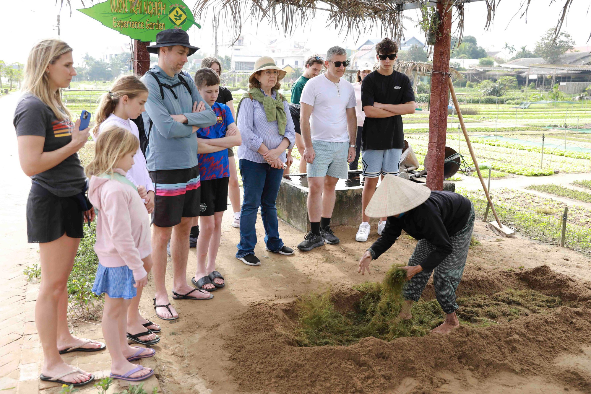 Turistas extranjeros aprenden las prácticas locales de cultivo. Turistas extranjeros aprenden las prácticas locales de cultivo.