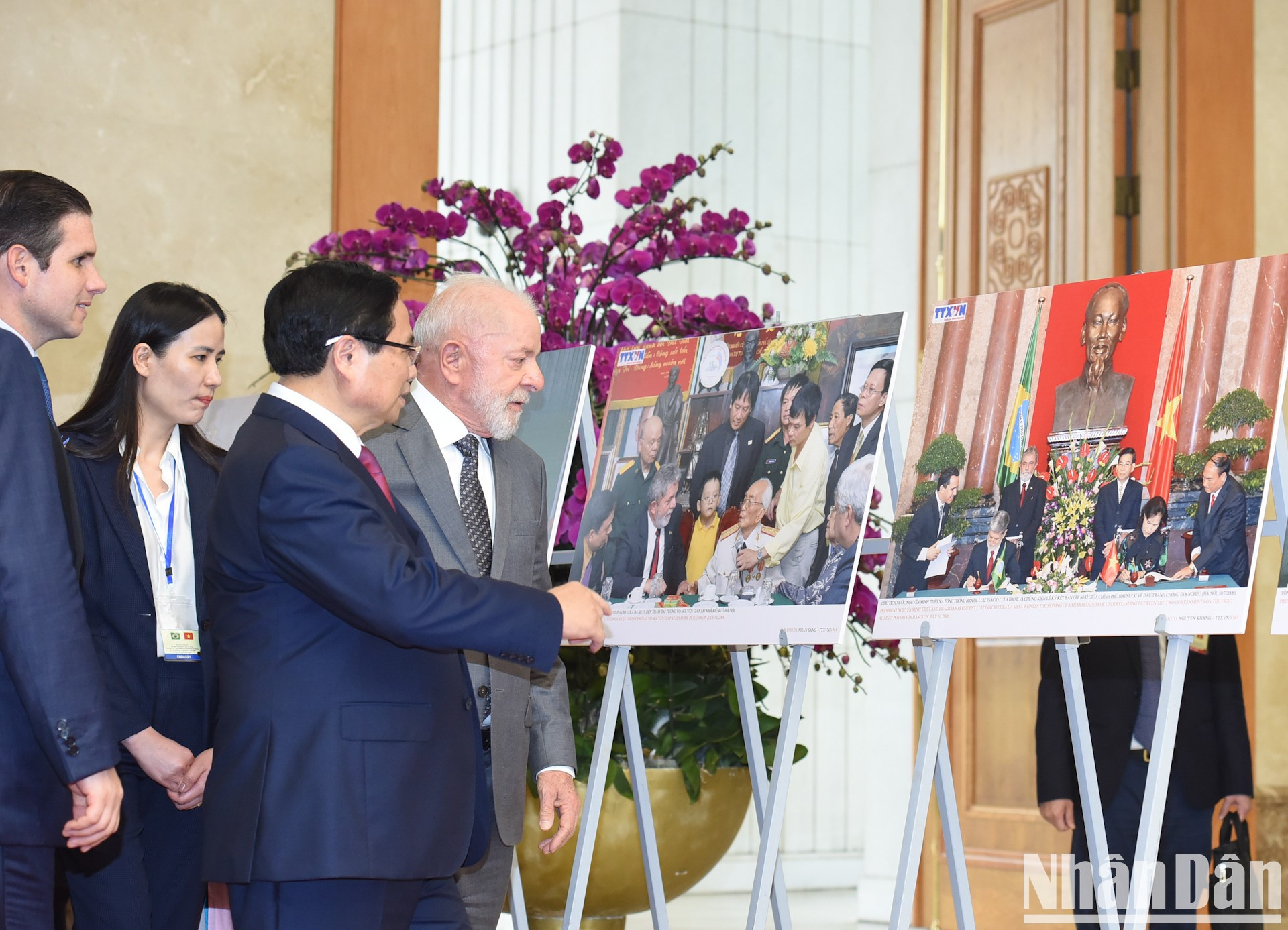 El primer ministro Pham Minh Chinh y el presidente brasileño Luiz Inácio Lula da Silva visitan una exposición fotográfica sobre la cooperación entre los dos países. El primer ministro Pham Minh Chinh y el presidente brasileño Luiz Inácio Lula da Silva visitan una exposición fotográfica sobre la cooperación entre los dos países.