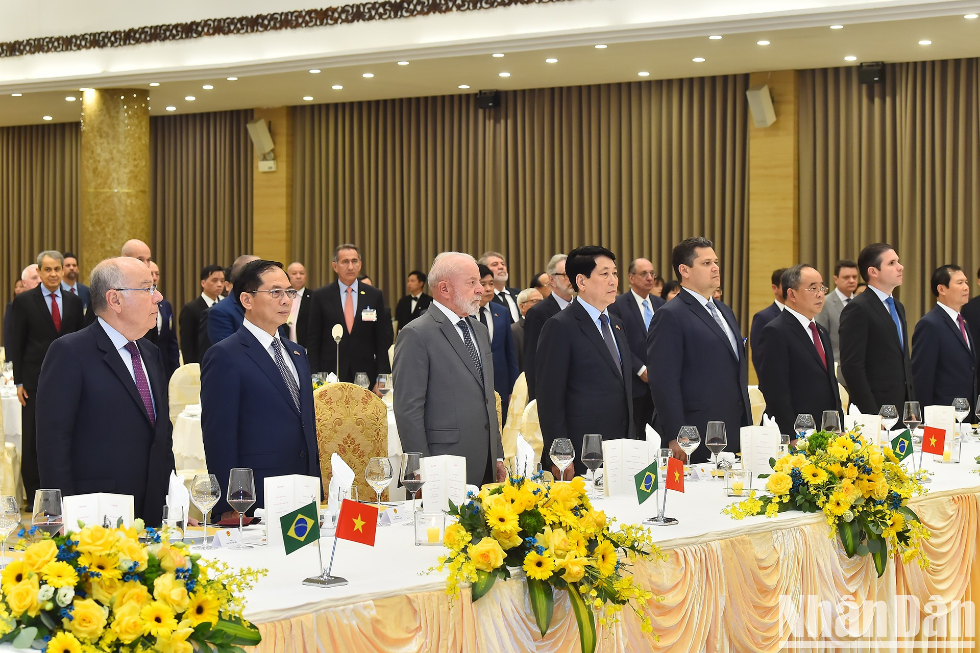 El presidente Luong Cuong y su par brasileño Luiz Inácio Lula da Silva, jutno con los delegados escuchan a los himnos nacionales de los dos países.
