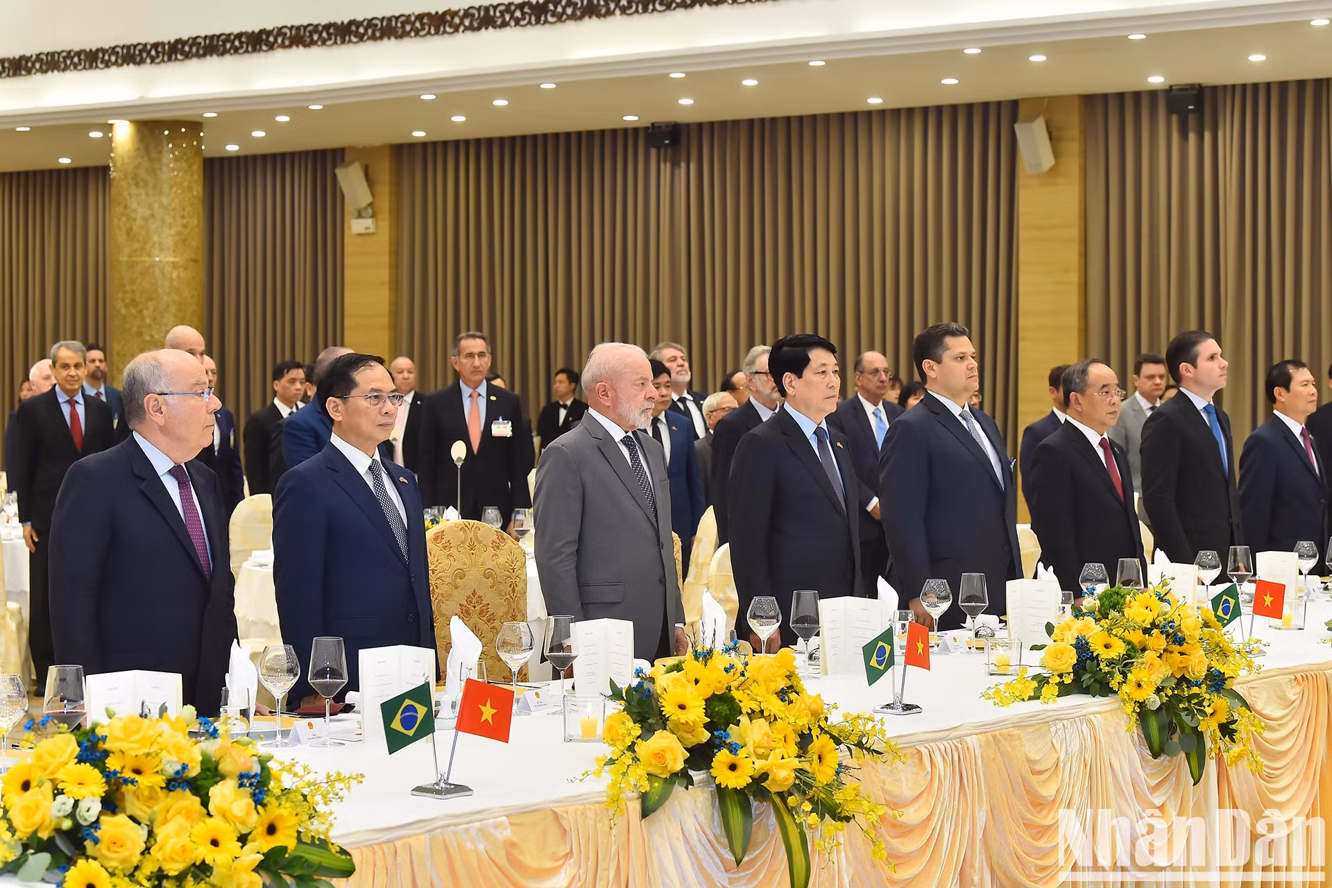 El presidente Luong Cuong y su par brasileño Luiz Inácio Lula da Silva, jutno con los delegados escuchan a los himnos nacionales de los dos países.