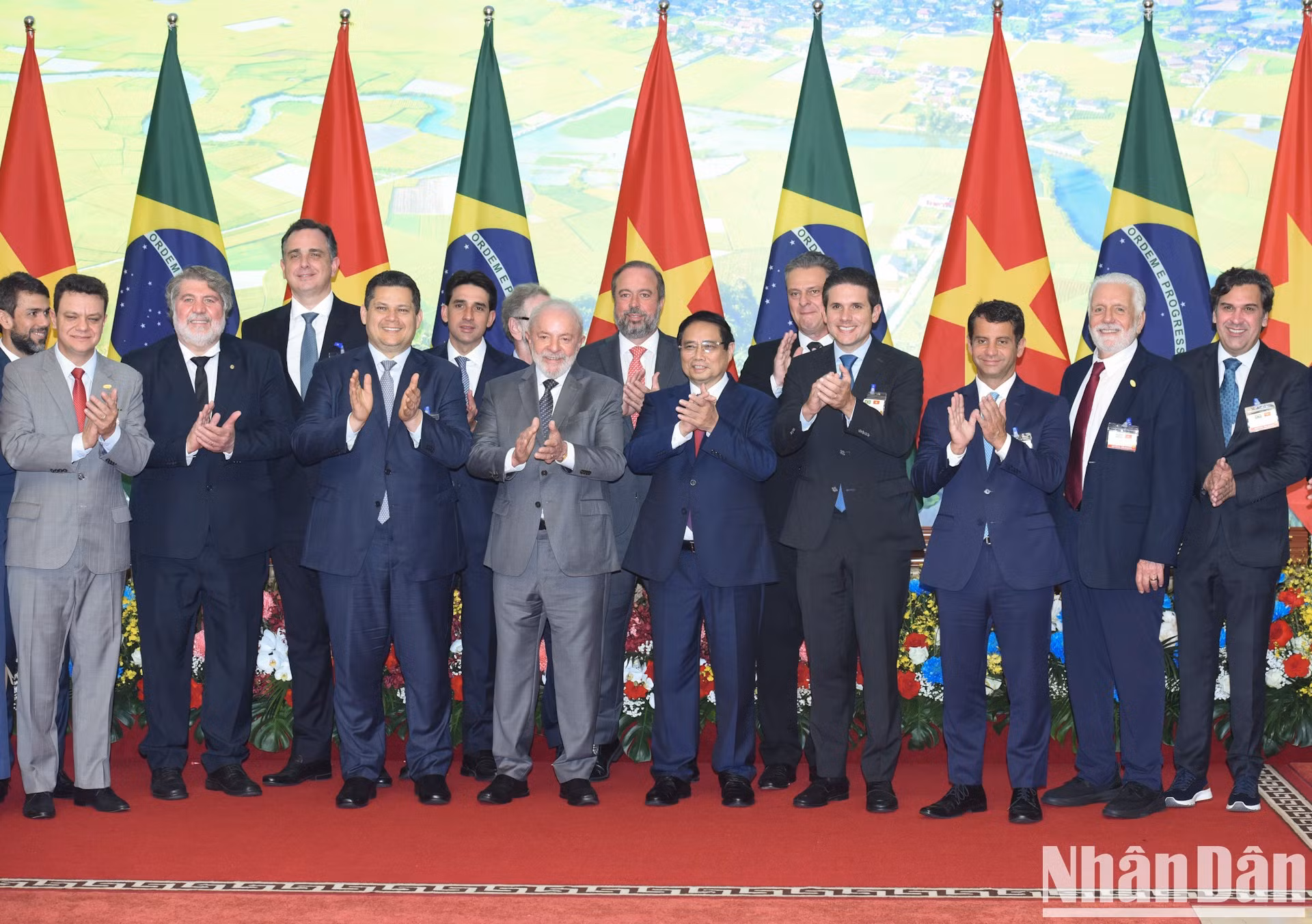 El primer ministro Pham Minh Chinh y el presidente brasileño Luiz Inácio Lula da Silva y miembros de la delegación brasileña.