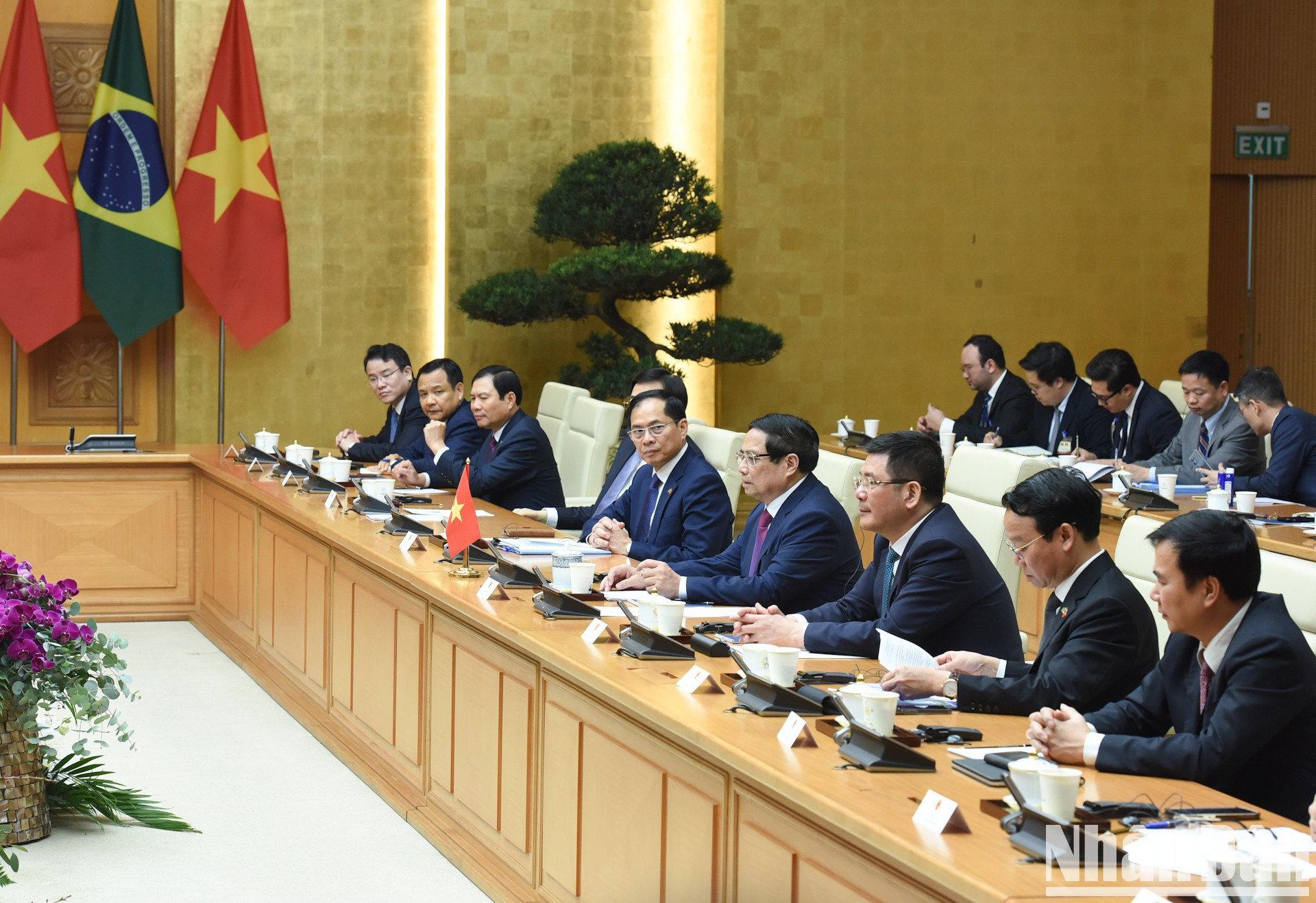 El primer ministro Pham Minh Chinh y miembros del Gobierno vietnamita en la cita. El primer ministro Pham Minh Chinh y miembros del Gobierno vietnamita en la cita.