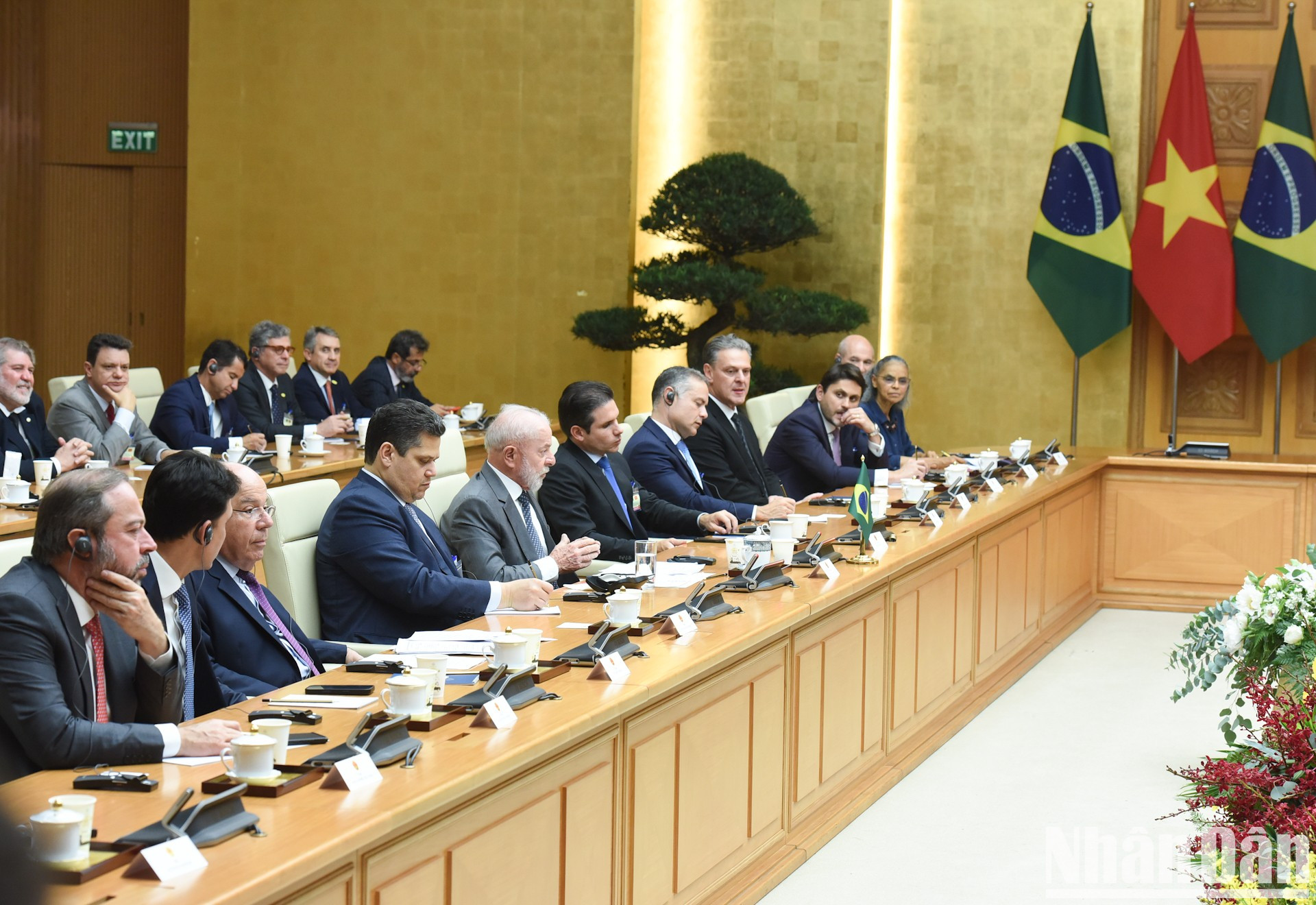 El presidente brasileño, Luiz Inácio Lula da Silva, y miembros de su delegación en el encuentro. El presidente brasileño, Luiz Inácio Lula da Silva, y miembros de su delegación en el encuentro.