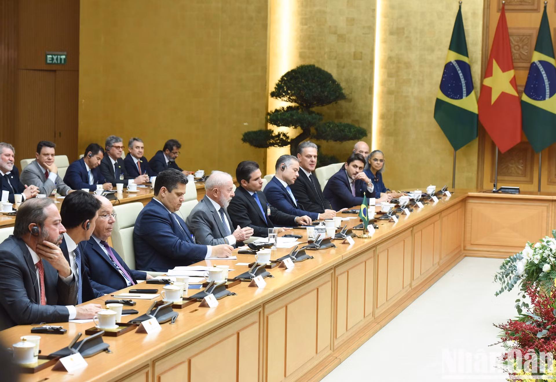 El presidente brasileño, Luiz Inácio Lula da Silva, y miembros de su delegación en el encuentro.