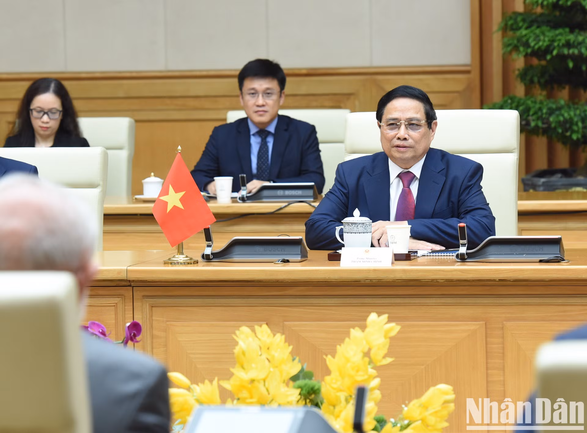 El primer ministro Pham Minh Chinh habla en el encuentro.