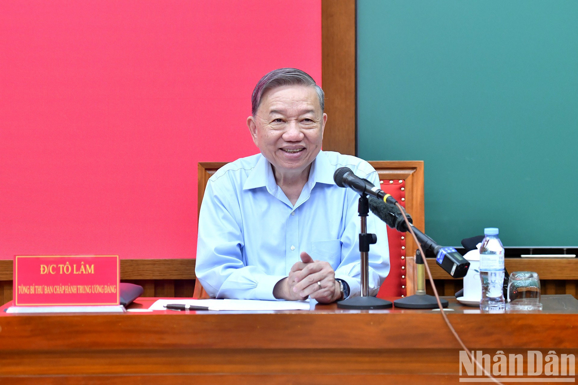 El profesor y doctor To Lam, secretario general del PCV, en el intercambio temático.