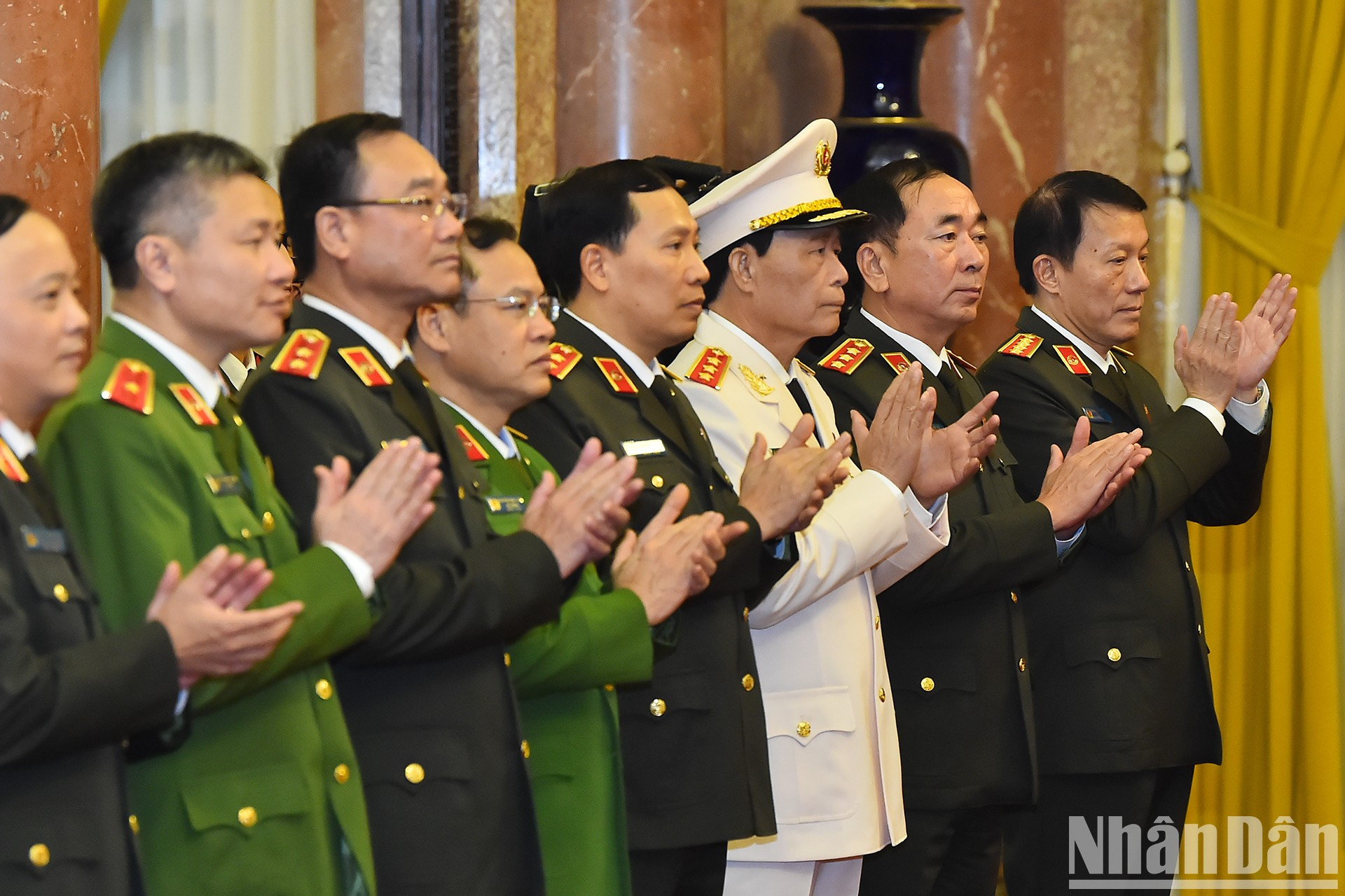 El ministro de Seguridad Pública, Luong Tam Quang, y dirigentes del Ministerio de Seguridad Pública en la ceremonia.