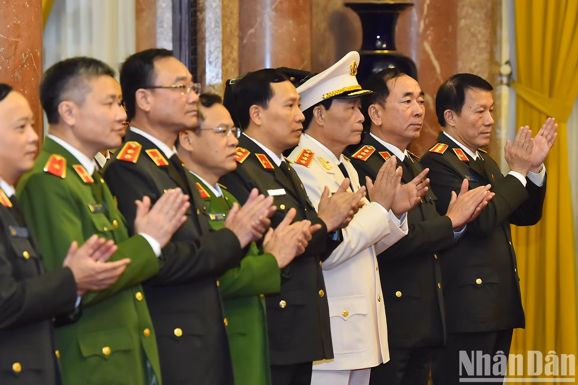 El ministro de Seguridad Pública, Luong Tam Quang, y dirigentes del Ministerio de Seguridad Pública en la ceremonia.