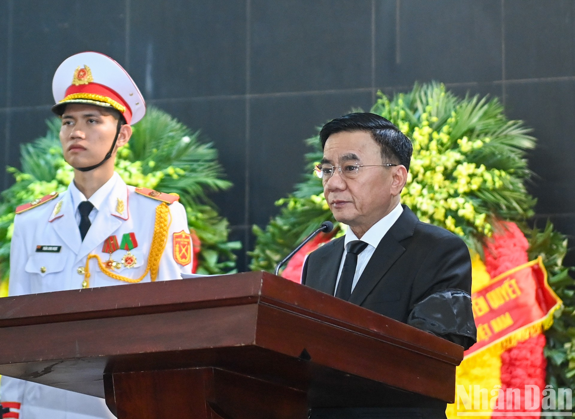 Tran Cam Tu, miembro ejecutivo del Secretariado del Partido Comunista de Vietnam (PCV), presidente de la Comisión de Control Disciplinario del Comité Central del PCV y jefe del Comité Funerario, lee el panegírico en el servicio conmemorativo del general Nguyen Quyet.