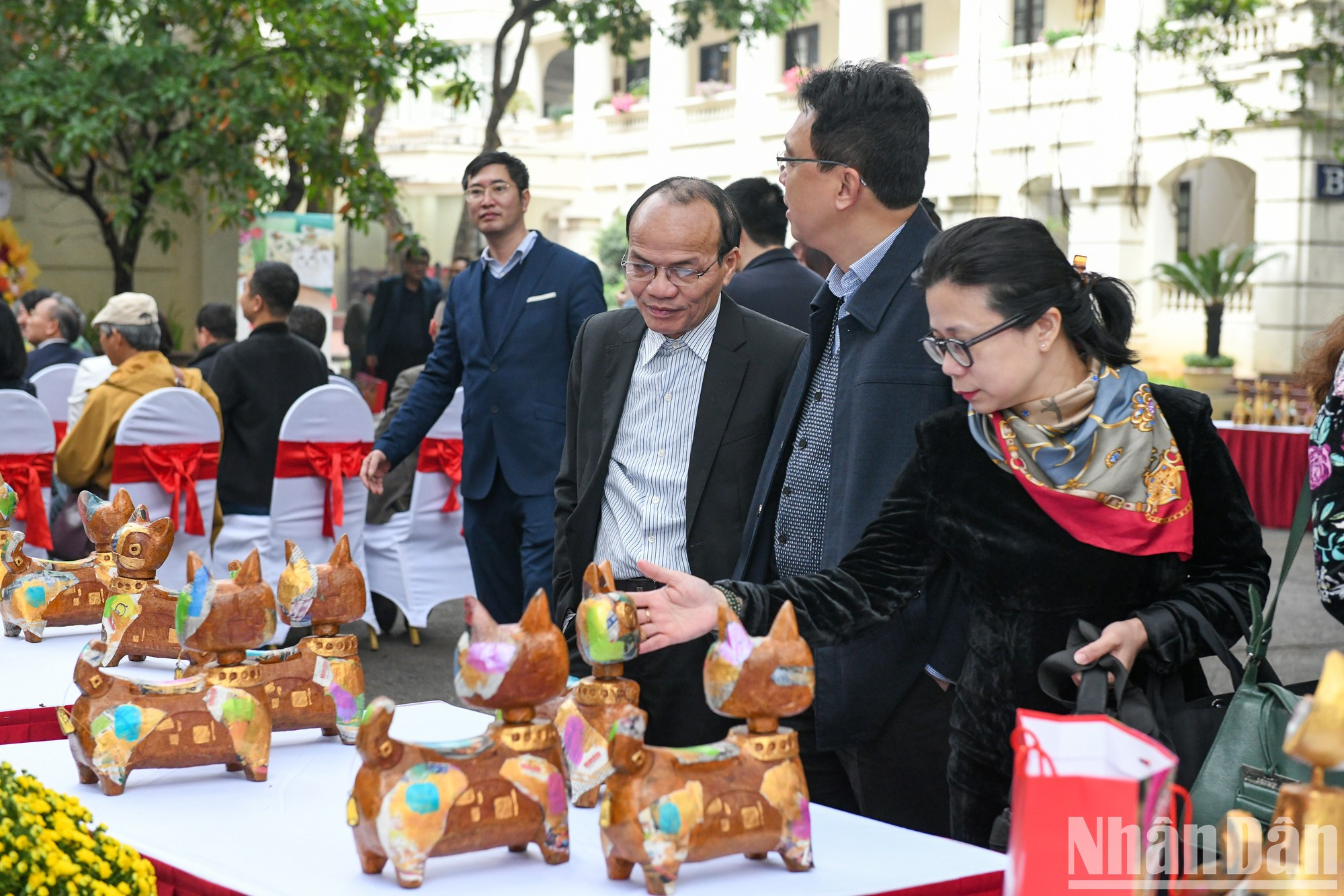 Los visitantes quedaron gratamente impresionados por las obras. (Foto: Thanh Dat)