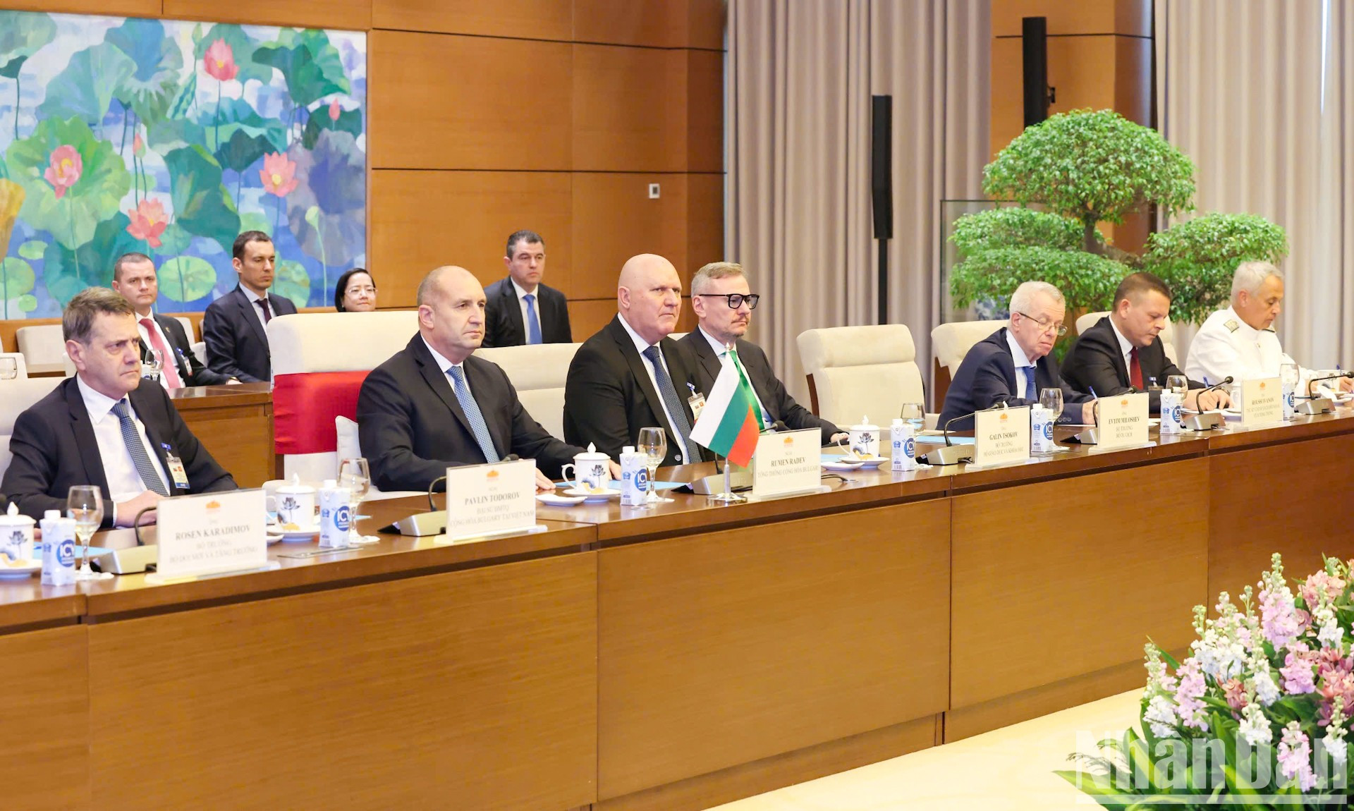 El presidente de Bulgaria, Rumen Radev, y los delegados búlgaros en la cita. El presidente de Bulgaria, Rumen Radev, y los delegados búlgaros en la cita.