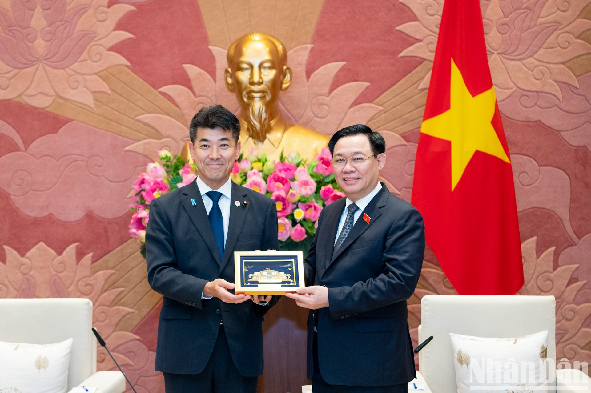 El presidente de la ANV, Vuong Dinh Hue, entrega un recuerdo al presidente del Partido Democrático Constitucional de Japón, Izumi Kenta.