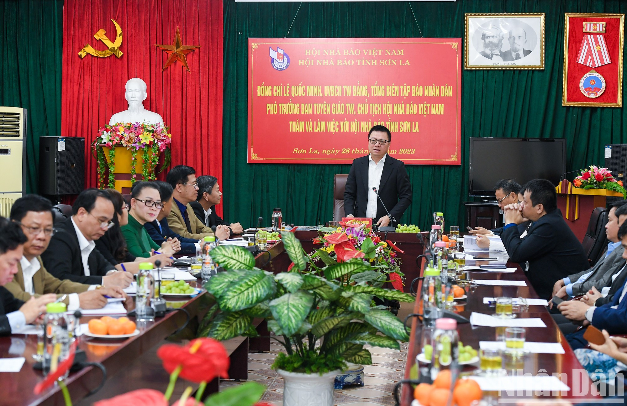 Reunión entre directivos de Nhan Dan y de la Asociación de Periodistas de Son La y los órganos periodísticos locales. Reunión entre directivos de Nhan Dan y de la Asociación de Periodistas de Son La y los órganos periodísticos locales.