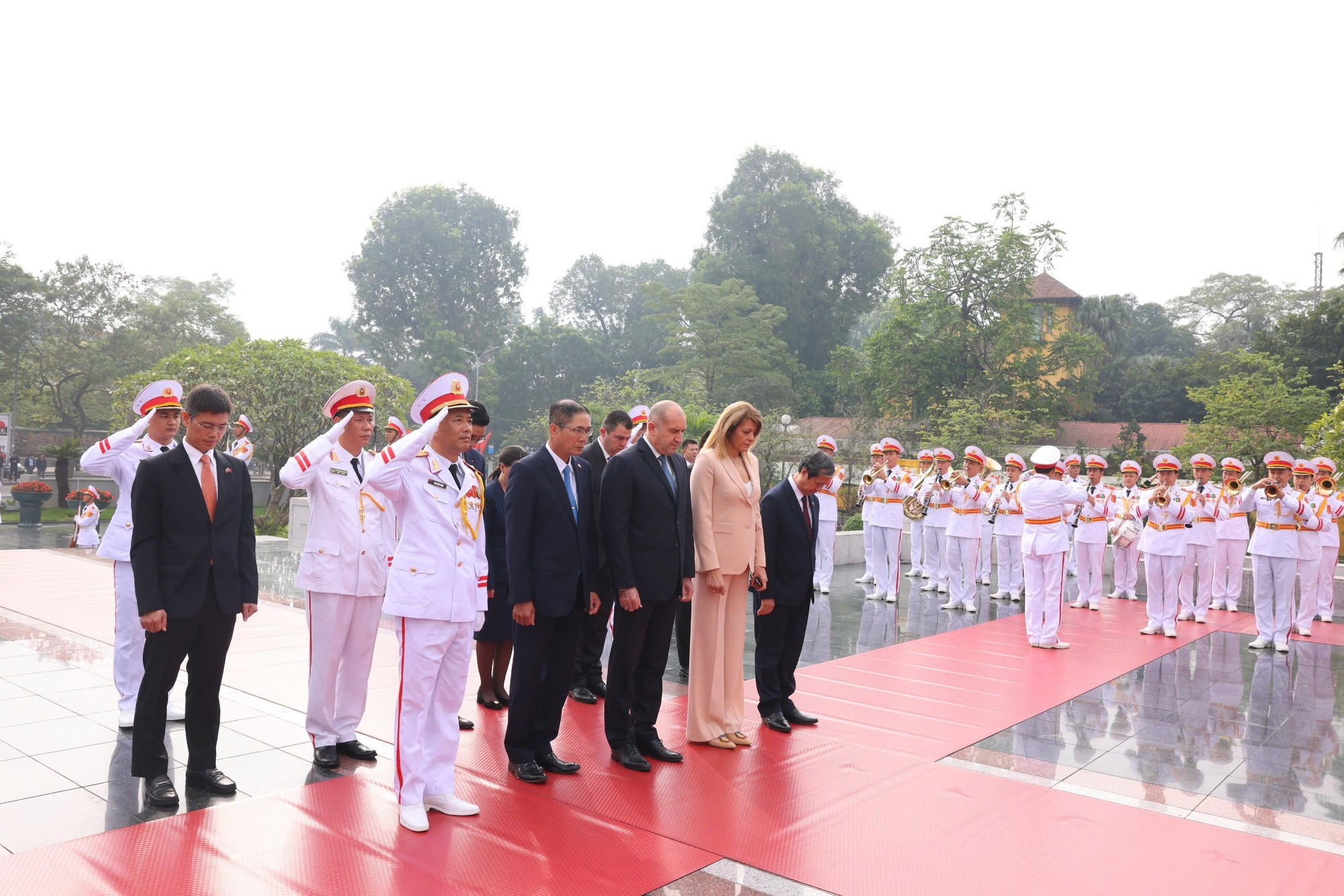 El Presidente búlgaro Rumen Radev, su esposa y la delegación búlgara rinden homenaje a los mártires. El Presidente búlgaro Rumen Radev, su esposa y la delegación búlgara rinden homenaje a los mártires.