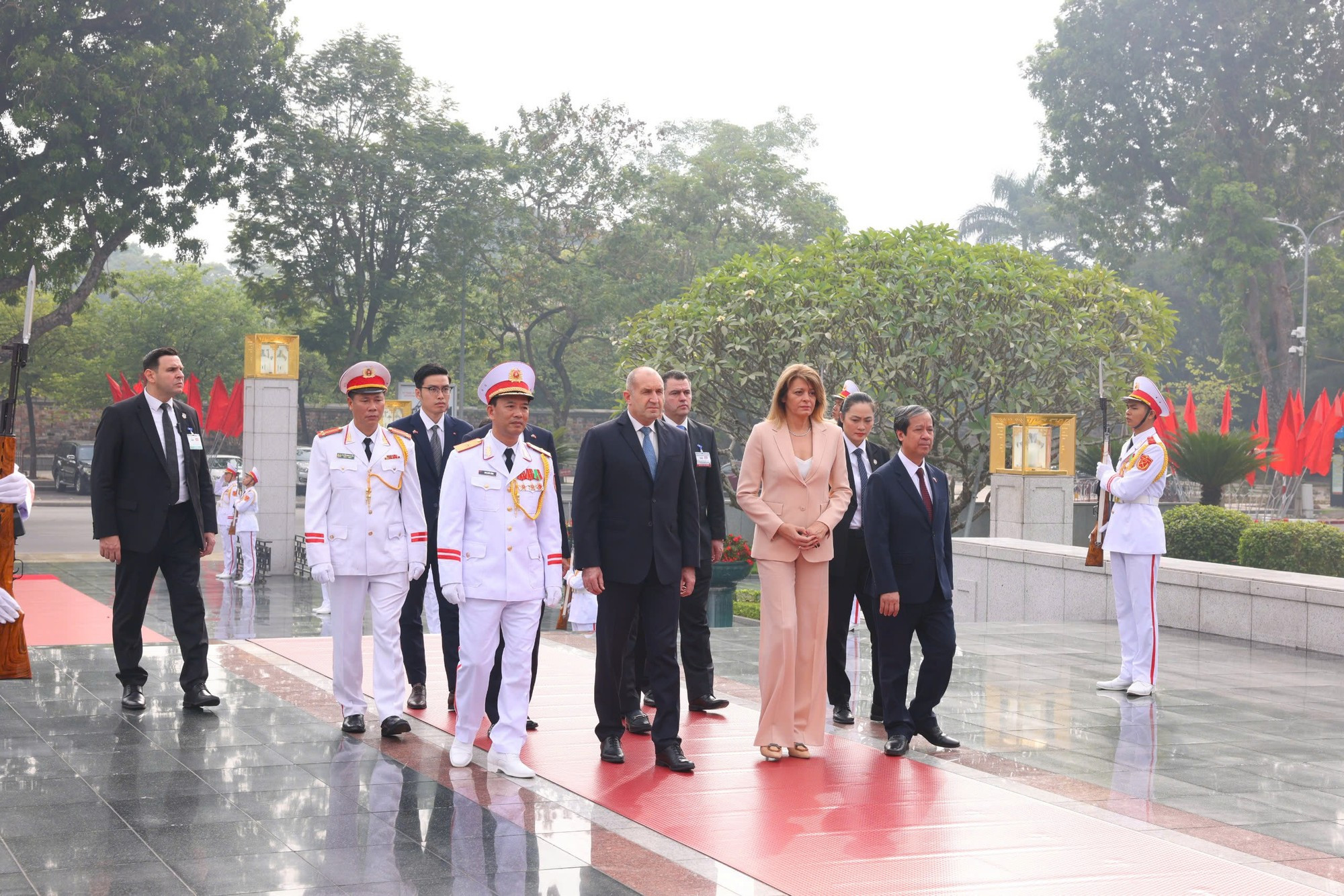 El presidente búlgaro, Rumen Radev, su esposa y la delegación búlgara depositan ofrendas florales en el Monumento dedicado a los Mártires y Héroes. El presidente búlgaro, Rumen Radev, su esposa y la delegación búlgara depositan ofrendas florales en el Monumento dedicado a los Mártires y Héroes.