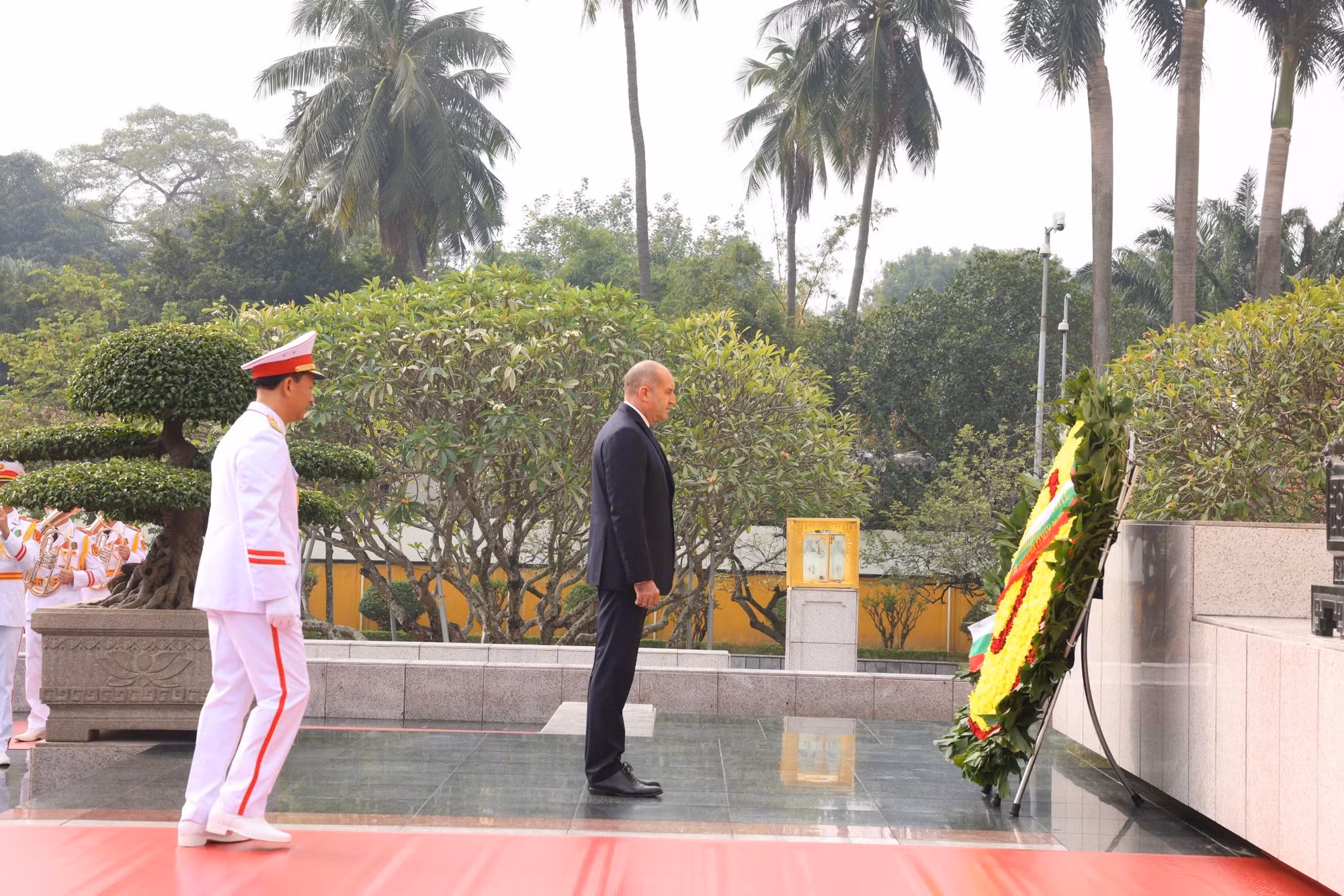El presidente búlgaro, Rumen Radev, deposita una ofrenda floral en el Monumento dedicado a los Mártires y Héroes.