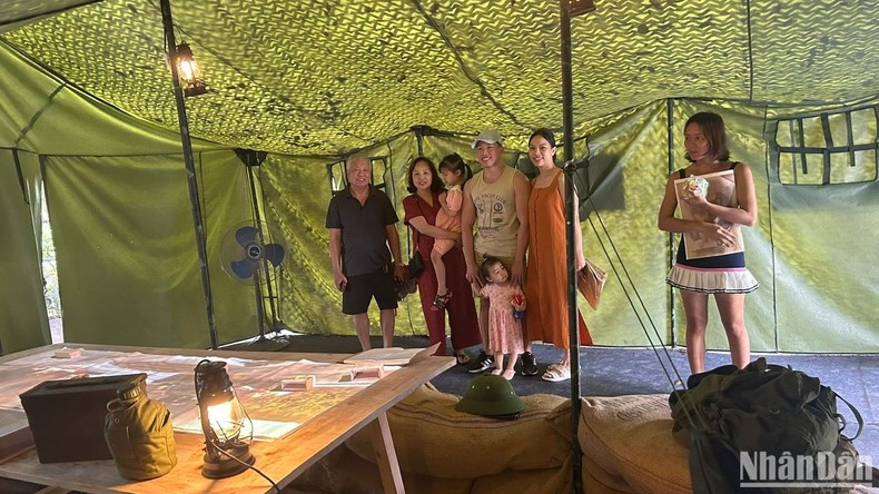 Muchas familias eligen la exposición interactiva de Nhan Dan como destino durante los días festivos.