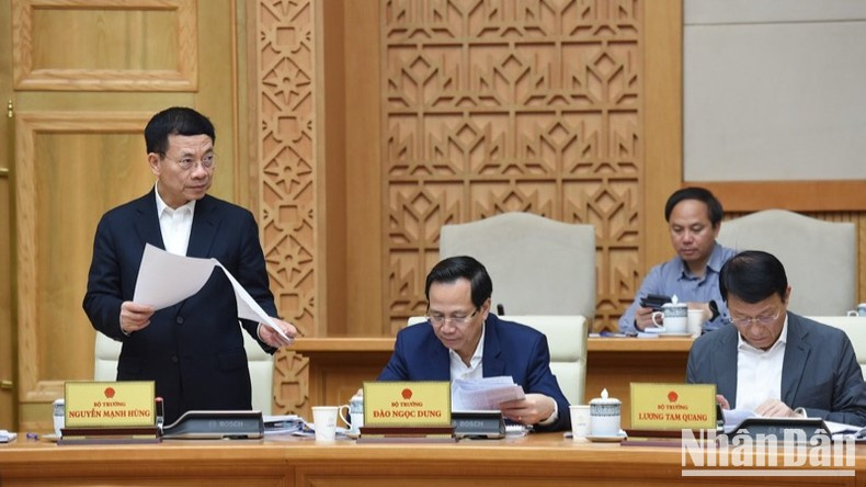 El ministro de Ciencia y Tecnología, Nguyen Manh Hung, habla en la reunión.