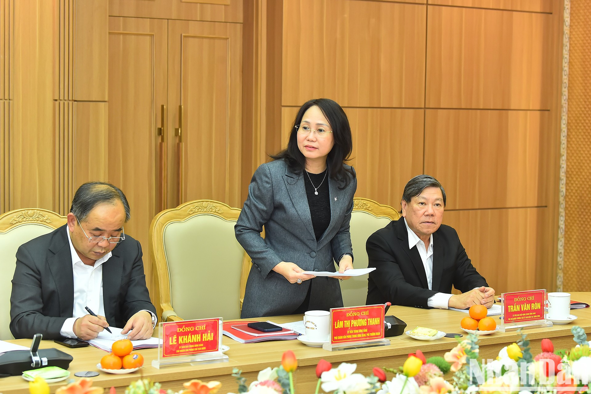 La jefa adjunta permanente de la Oficina del Comité Central del PCV, Lam Thi Phuong Thanh, presenta el borrador del informe.