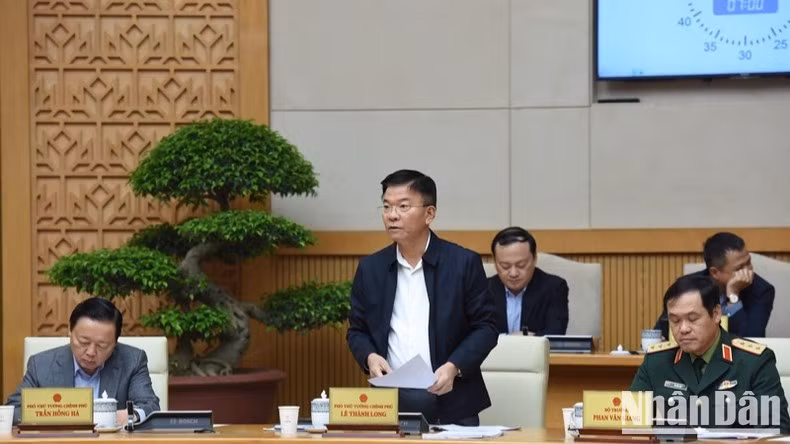 El viceprimer ministro Le Thanh Long habla en la reunión.