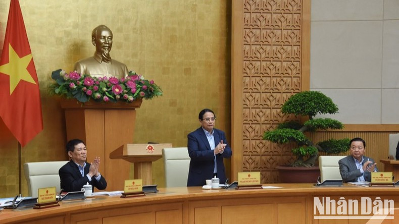 El primer ministro Pham Minh Chinh preside la reunión.