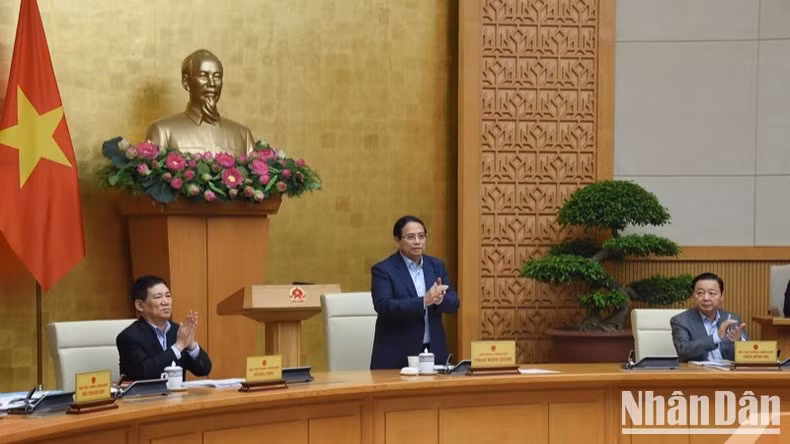 El primer ministro Pham Minh Chinh preside la reunión.
