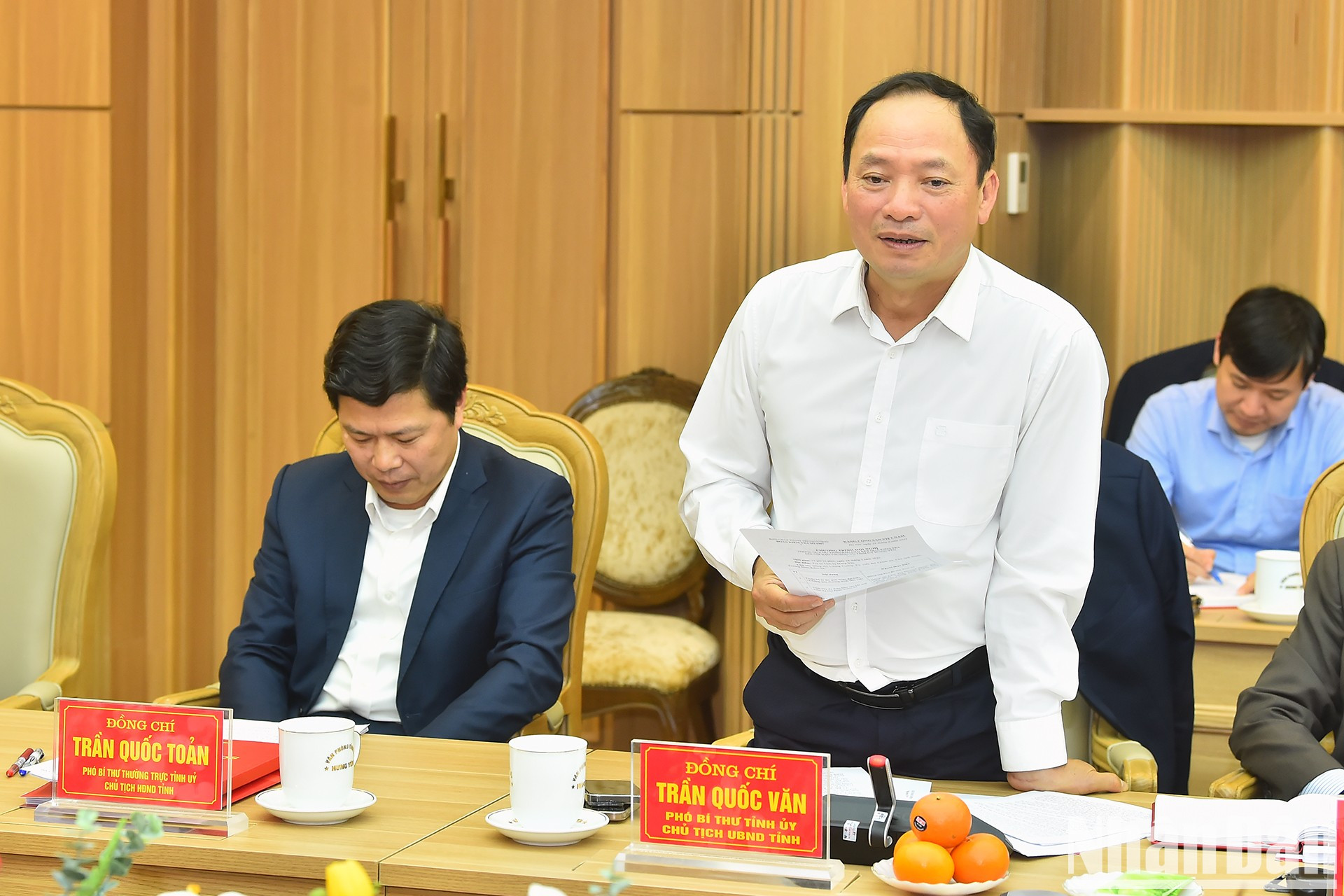 El vicesecretario permanente del Comité del PCV y presidente del Comité Popular de Hung Yen, presenta el informe en la conferencia.