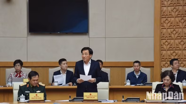 El ministro y presidente de la Oficina del Gobierno, Tran Van Son, habla en la reunión.
