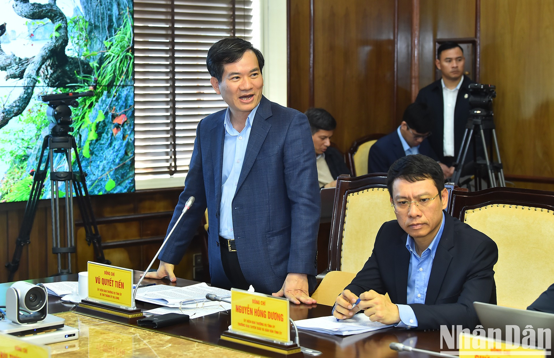 El secretario del PCV en Ha Long, Vu Quyet Tien, presenta un informe en la conferencia.