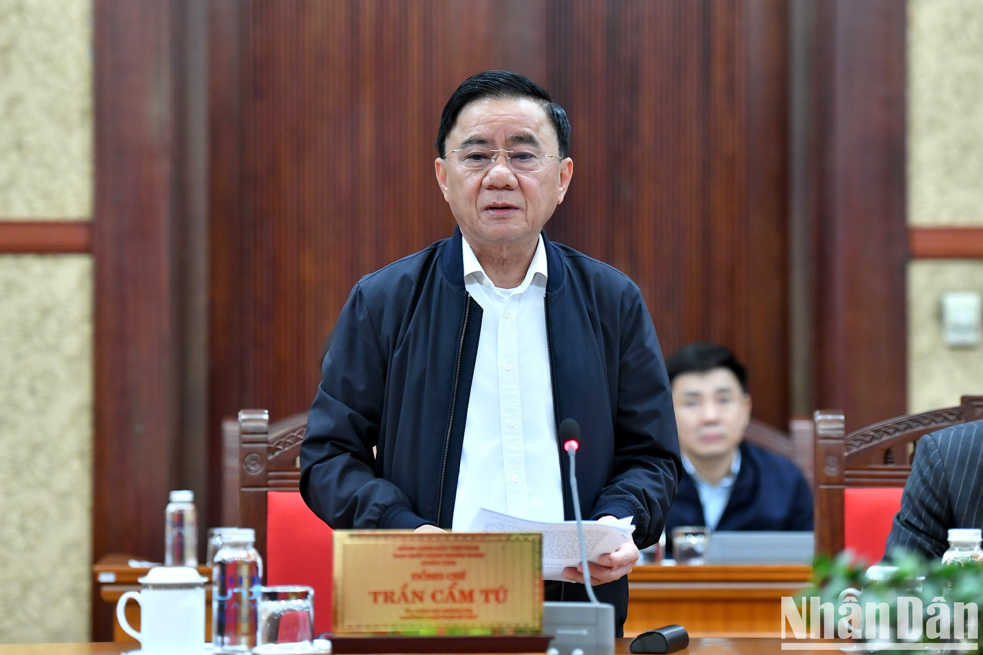 Tran Cam Tu, miembro del Buró Político y miembro permanente del PCV, pronuncia un discurso dirigiendo la conferencia. Tran Cam Tu, miembro del Buró Político y miembro permanente del PCV, pronuncia un discurso dirigiendo la conferencia.