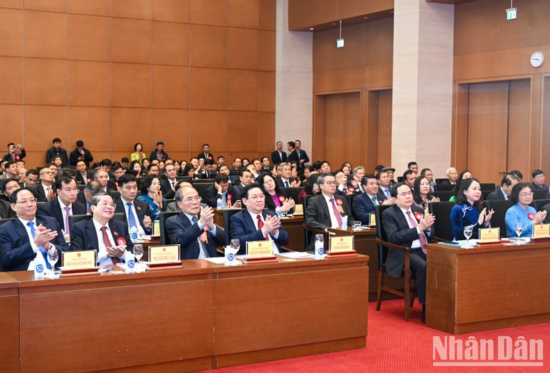 El presidente de la AN, Vuong Dinh Hue, el ex titular del órgano legislativo, Nguyen Sinh Hung, junto con los delegados en el acto. El presidente de la AN, Vuong Dinh Hue, el ex titular del órgano legislativo, Nguyen Sinh Hung, junto con los delegados en el acto.
