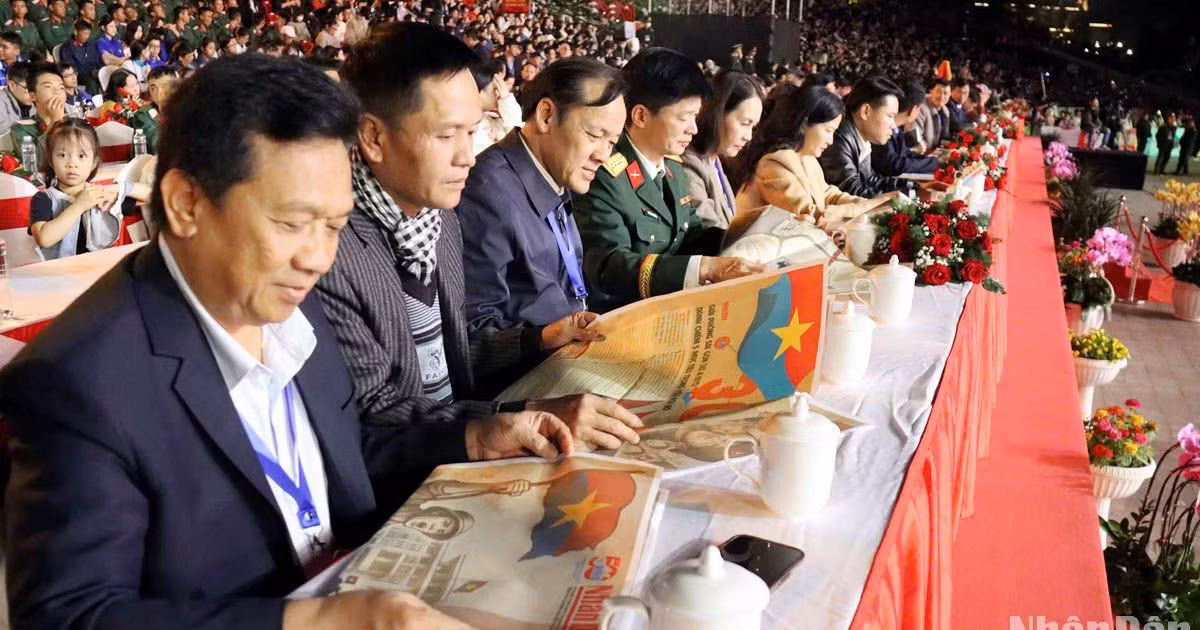 Publicación informativa especial de Nhan Dan llega a lectores en Lam Dong