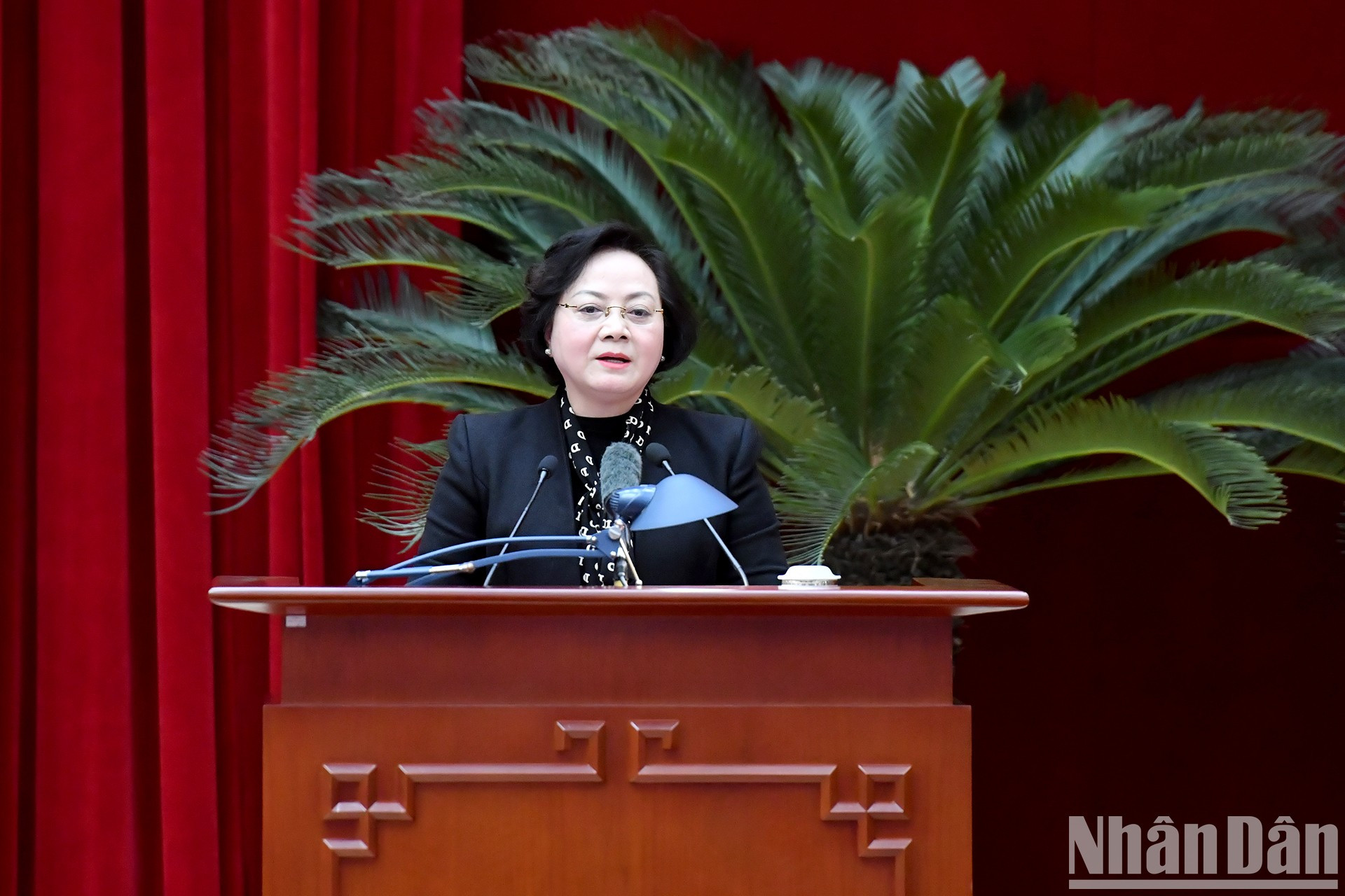 Pham Thi Thanh Tra, vicejefa de la Comisión de Organización del Comité Central del PCV y ministra del Interior, pronuncia un discurso en la conferencia.