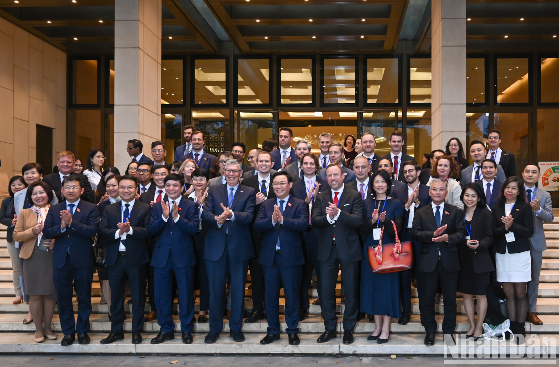Dinh Hue y los delegados se toman fotos de recuerdo con la delegación empresarial del Consejo Empresarial UE-Asean. Dinh Hue y los delegados se toman fotos de recuerdo con la delegación empresarial del Consejo Empresarial UE-Asean.