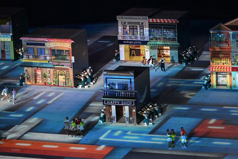 Actuación artística en el segundo capítulo "La sonrisa de los jemeres". Actuación artística en el segundo capítulo "La sonrisa de los jemeres".