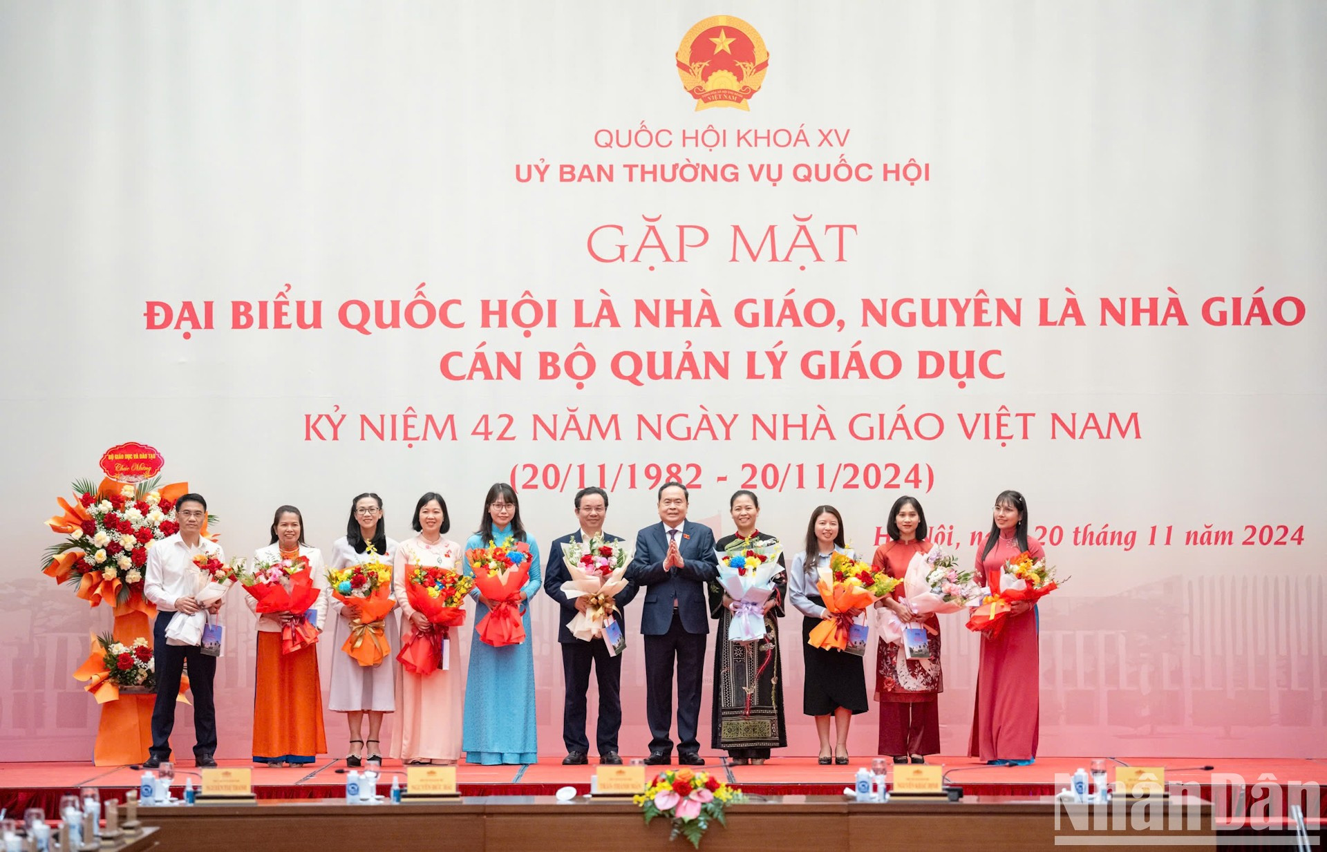 El presidente de la AN, Tran Thanh Man, entrega flores y felicita a los profesores. El presidente de la AN, Tran Thanh Man, entrega flores y felicita a los profesores.