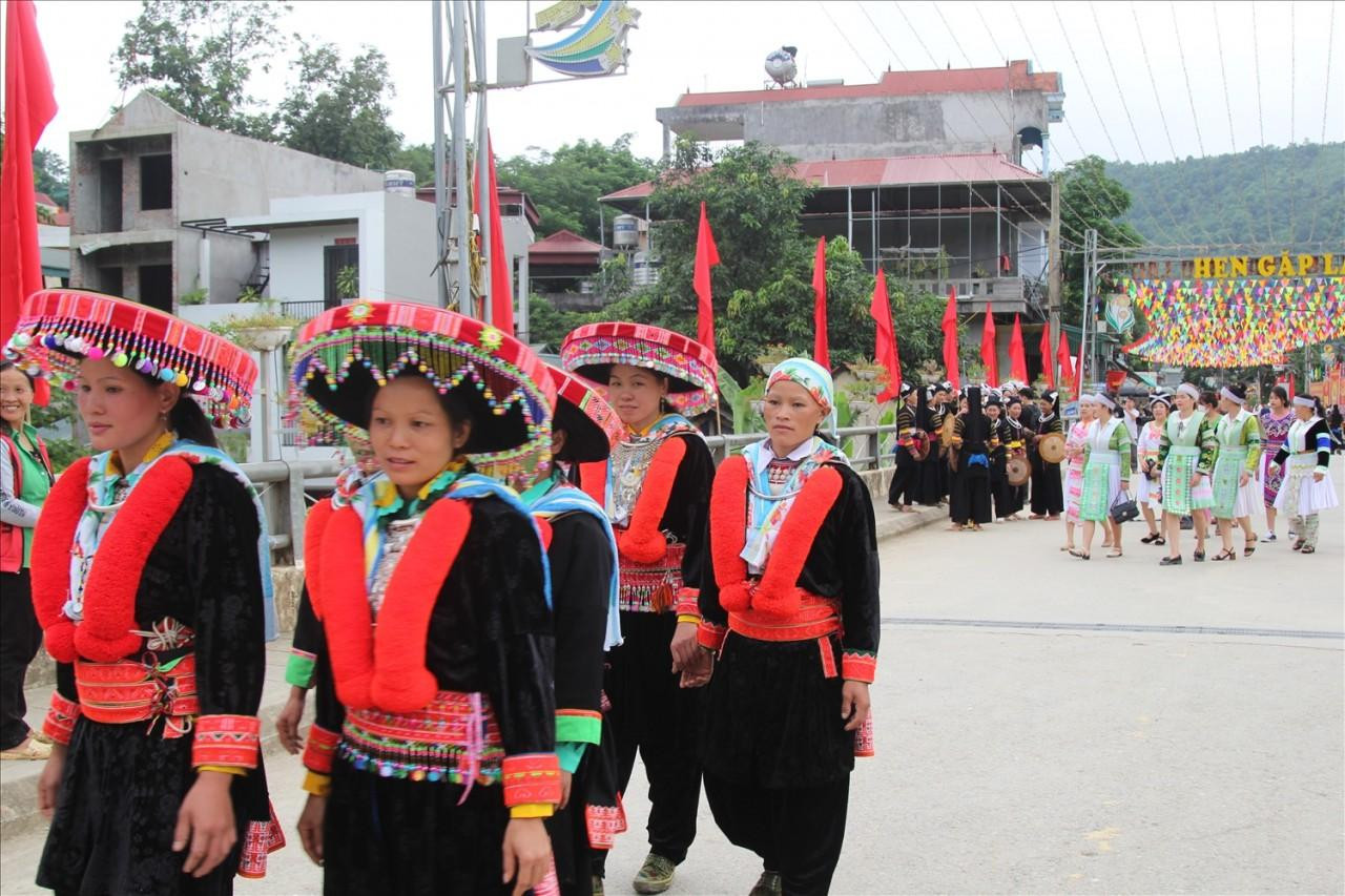 Colores culturales del mercado de Bao Lac en Cao Bang
