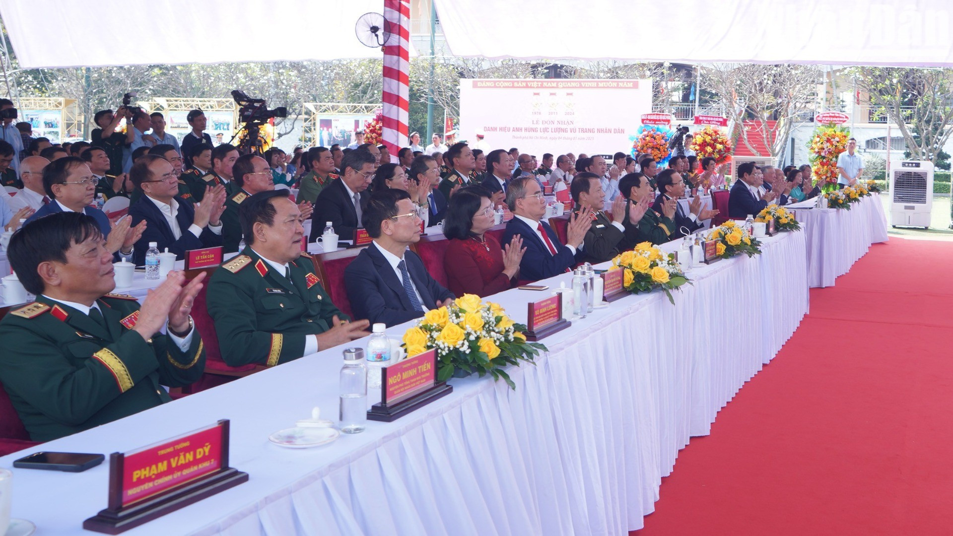 El primer ministro Pham Minh Chinh y los asistentes al acto.