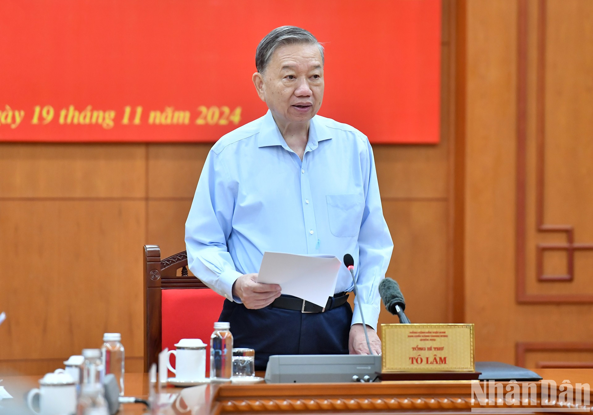 El líder partidista habla en la reunión.
