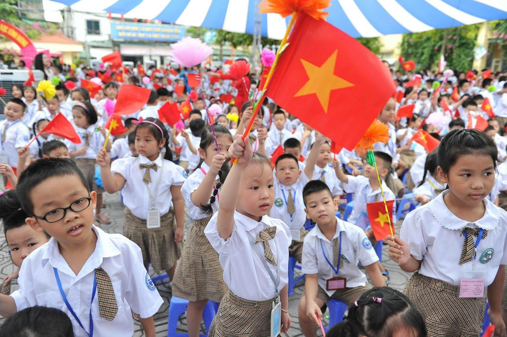 Los estudiantes de la escuela primaria de Vinh Hung, distrito de Hoang Mai, Hanói, celebran con alegría la ceremonia de apertura del nuevo ciclo escolar. (Foto: Dang Khoa) Los estudiantes de la escuela primaria de Vinh Hung, distrito de Hoang Mai, Hanói, celebran con alegría la ceremonia de apertura del nuevo ciclo escolar. (Foto: Dang Khoa)