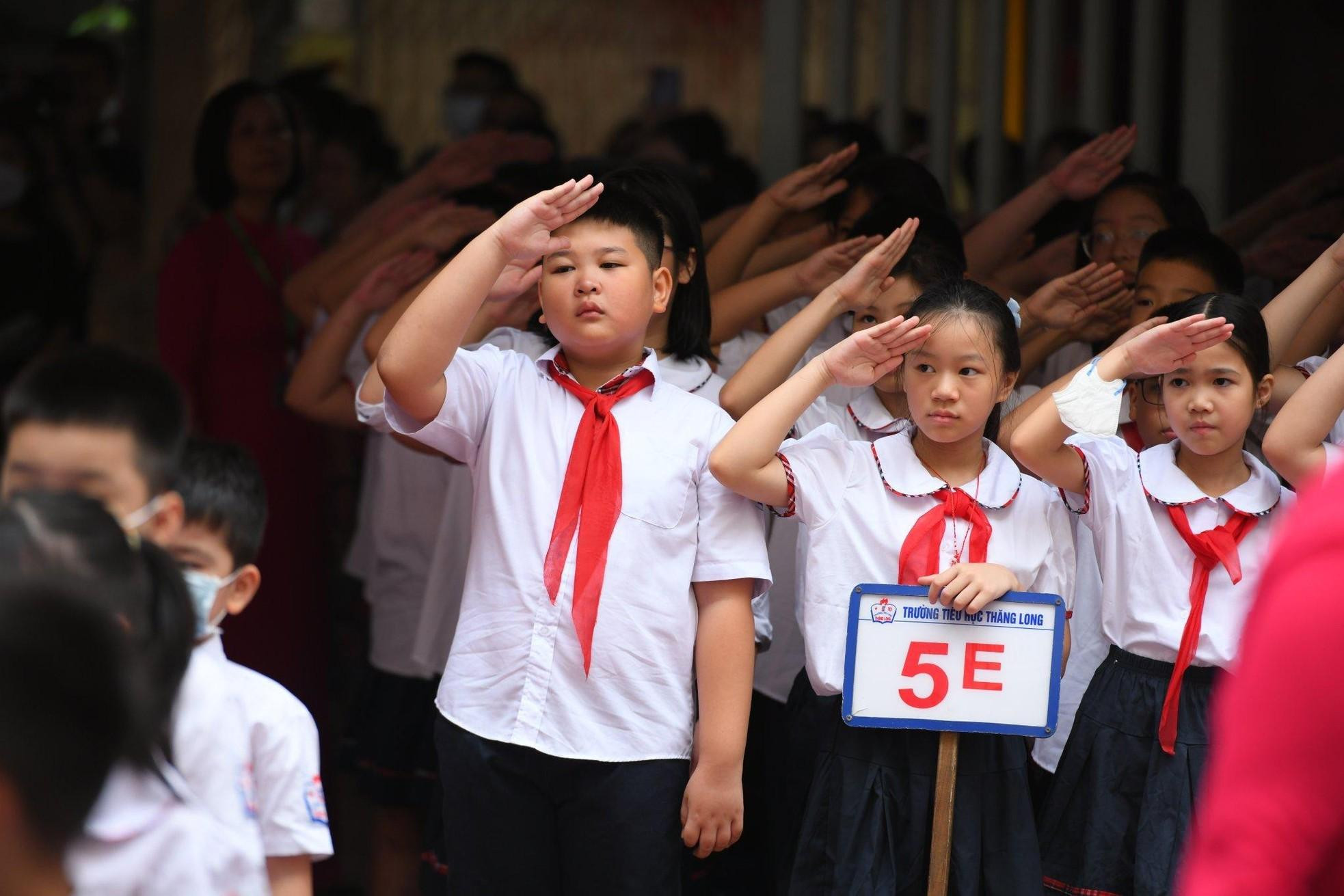La primera ceremonia de izamiento de la bandera da comienzo al nuevo año escolar en la escuela primaria de Thang Long. (Foto: Thanh Dat) La primera ceremonia de izamiento de la bandera da comienzo al nuevo año escolar en la escuela primaria de Thang Long. (Foto: Thanh Dat)