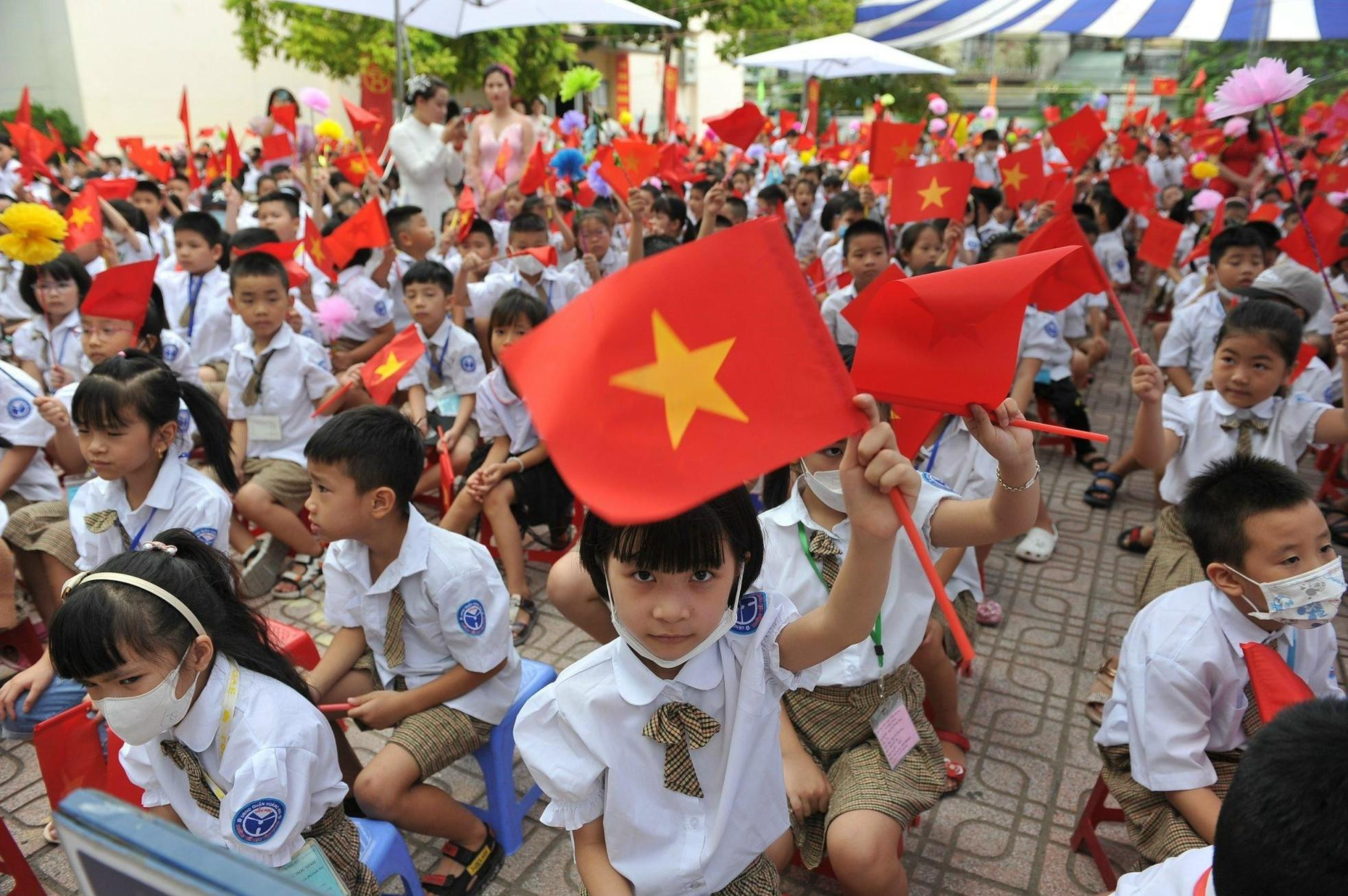 La bandera roja con una estrella amarilla sigue a los pequeños a la clase. (Foto: Dang Khoa) La bandera roja con una estrella amarilla sigue a los pequeños a la clase. (Foto: Dang Khoa)