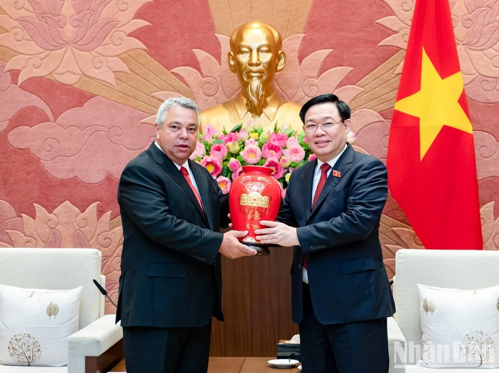 Dinh Hue entrega un regalo al visitante cubano.