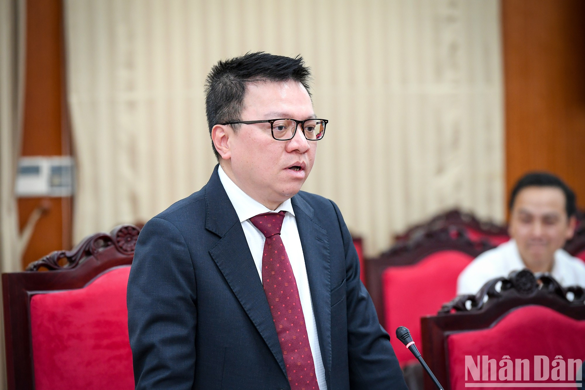 Quoc Minh habla en la cita. Quoc Minh habla en la cita.