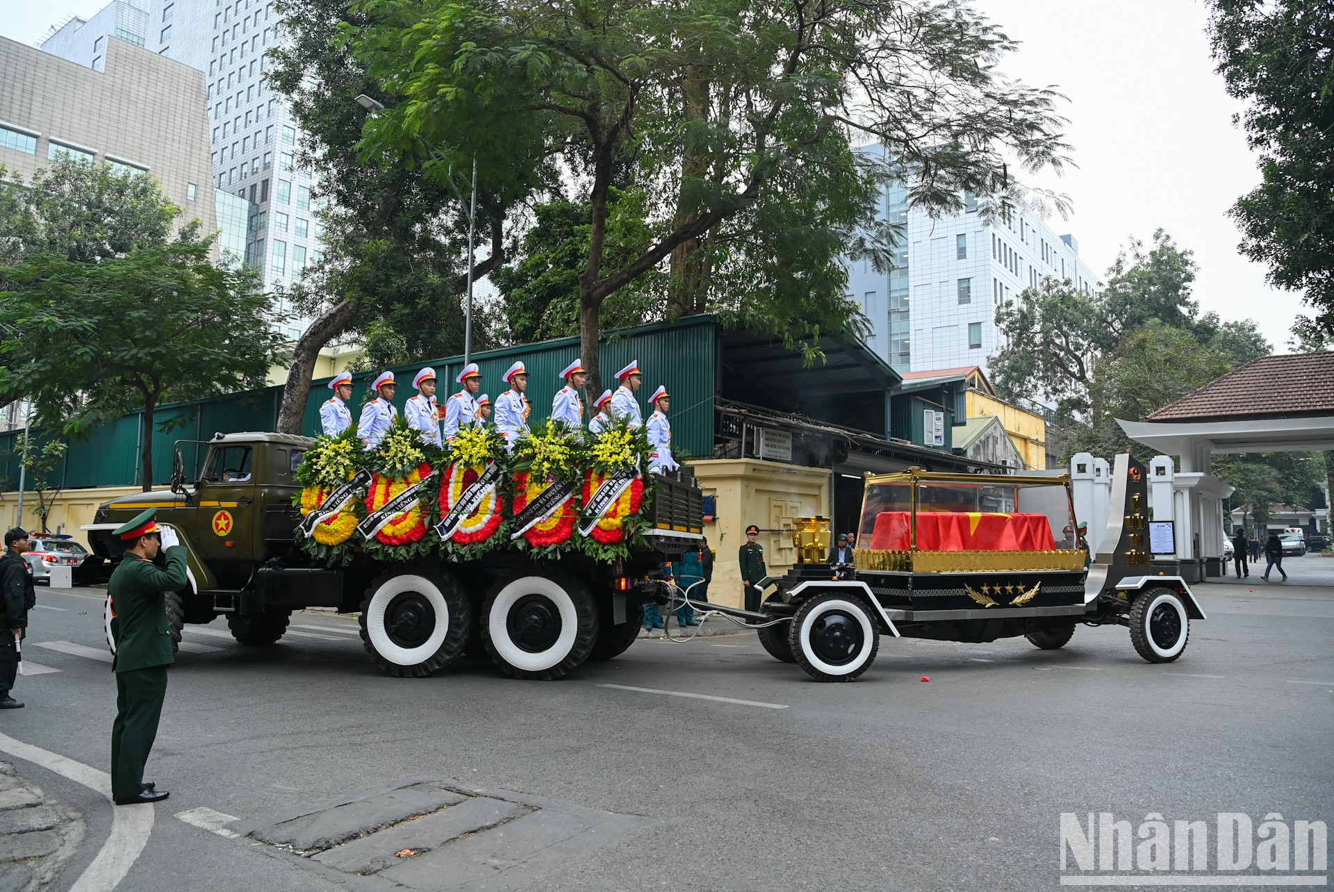 El coche fúnebre transporta los restos mortales del general Nguyen Quyet a su lugar de descanso final en el cementerio Mai Dich, en Hanói.