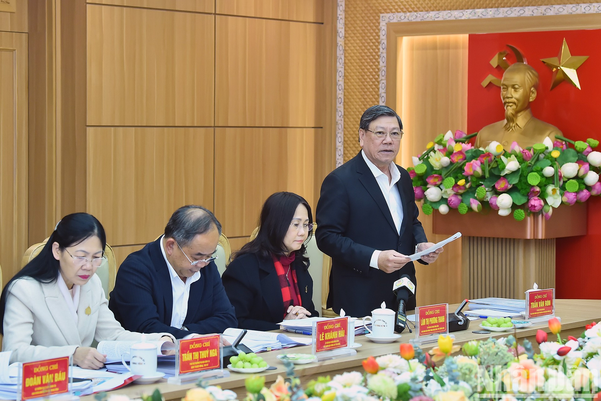 Tran Van Ron, miembro del Comité Central del PCV, subjefe ejecutivo de la Comisión de Control Disciplinario del Comité Central del PCV, anuncia la decisión. Tran Van Ron, miembro del Comité Central del PCV, subjefe ejecutivo de la Comisión de Control Disciplinario del Comité Central del PCV, anuncia la decisión.