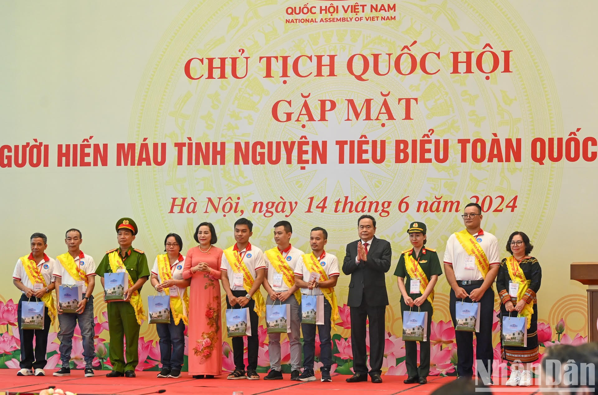 Thanh Man se toma fotografías de recuerdo con los delegados en la reunión. Thanh Man se toma fotografías de recuerdo con los delegados en la reunión.