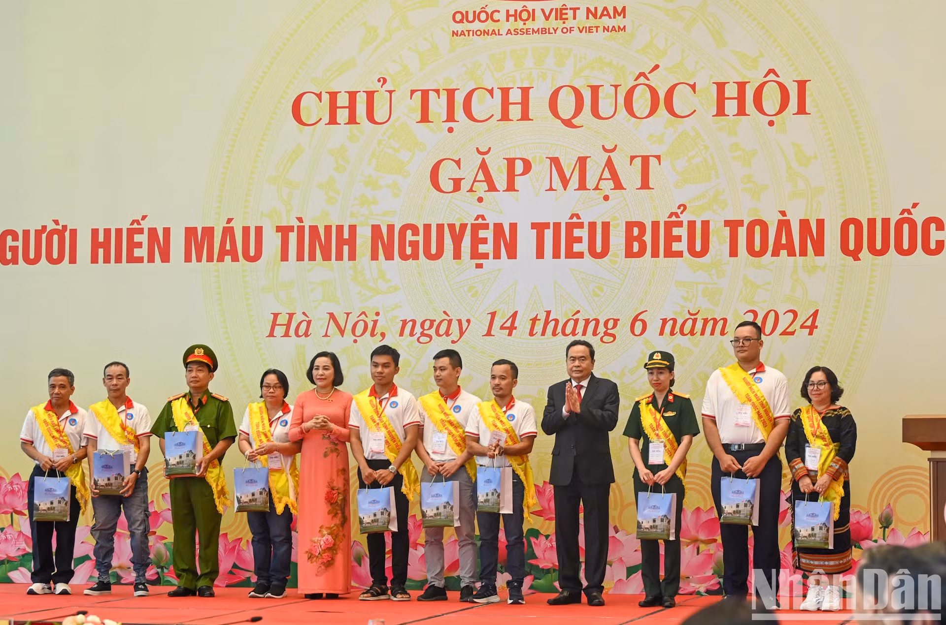 Thanh Man se toma fotografías de recuerdo con los delegados en la reunión.